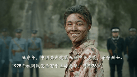 破防合肥市民在延乔路路牌下献花硝烟散尽,尽显曙光
