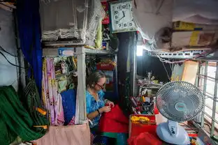 越南版蜗居夫妻二人住两平米的房子,空间被利用到极致
