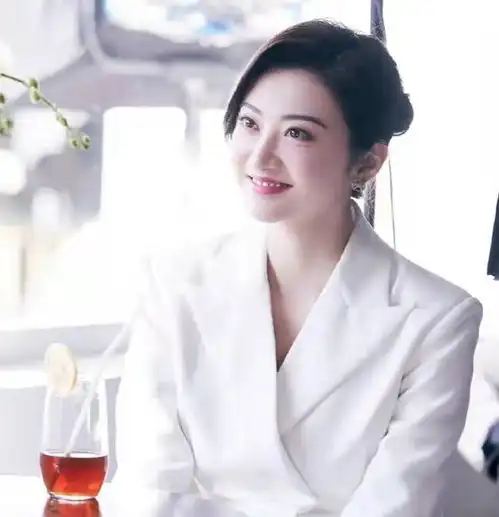 景甜演都市丽人去相亲,唇红齿白美貌发光,网友长这样还相啥亲