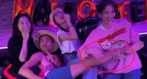 王子变青蛙剧组大重聚,全剧组其乐融融,唯独男主角明道缺席