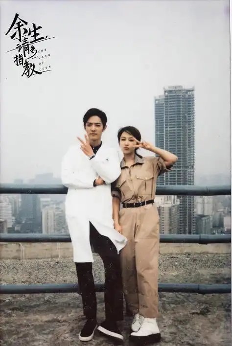 余生花絮曝光,拍照时肖战一把就将杨紫搂了过去,甜蜜暴击啊