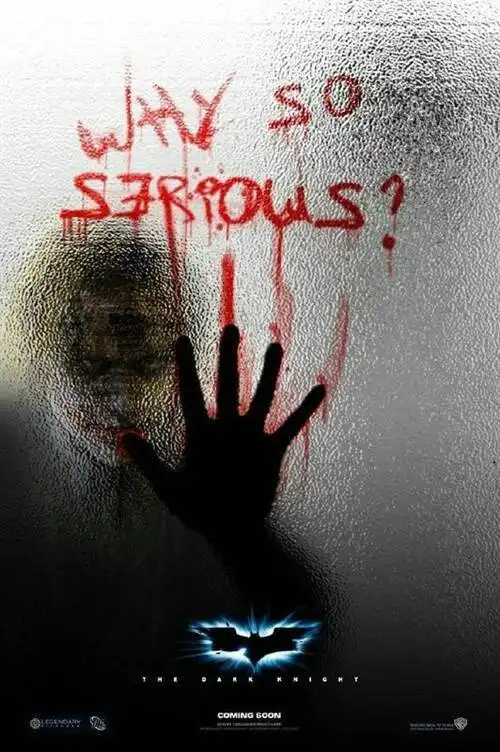 求一张图片蝙蝠侠黑暗骑士的海报小丑希斯莱杰在雪地里玻璃上用血画了一个笑脸还有