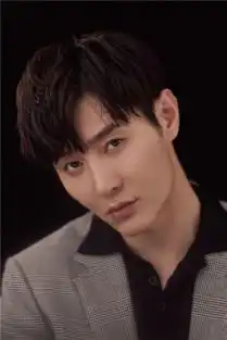 武动乾坤李昕亮写真大片曝光眼神魅惑侧颜惊艳
