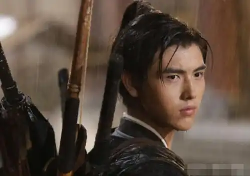 他曾经靠一首歌火遍大街小巷,但如今却在沦落到饭店卖唱,太心酸