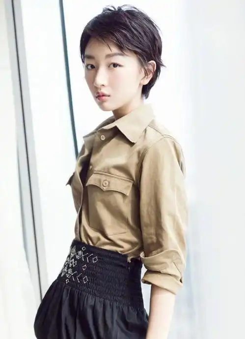 周冬雨可真敢穿,穿个三角短裤就出门,一般人真驾驭不了
