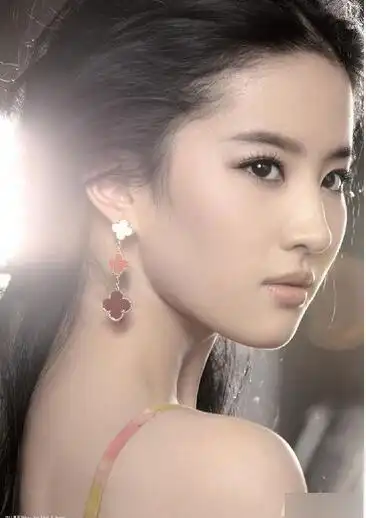 刘亦菲一头乱糟糟白发自拍神仙姐姐如此妖气让人认不出
