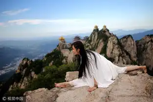 瑜伽女神2200米悬崖绝壁修炼挑战高难度动作
