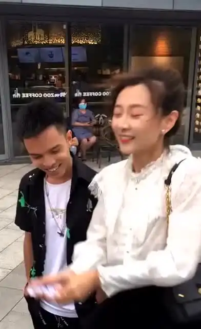 你在闹他在笑,遇到三哥,车模一姐苏宁才有遇到爱情的样子