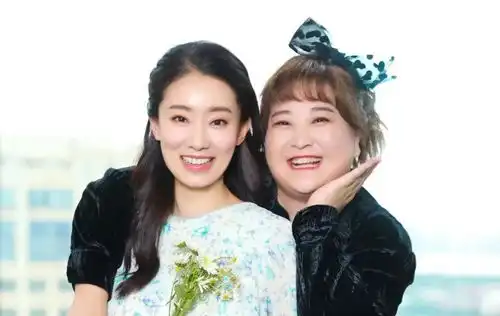 放弃谢娜后,被何炅花12年捧的她,终于红了
