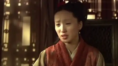 新版红楼梦袭人知道晴雯是贾宝玉心中一件大事,哭着安慰他
