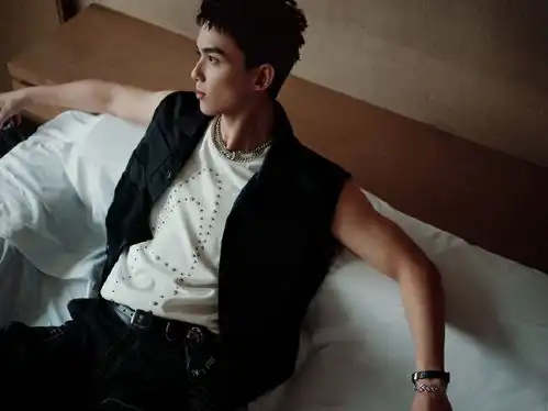 组图网友晒偶遇吴磊背影照穿熟悉的裤子跷二郎腿很惬意
