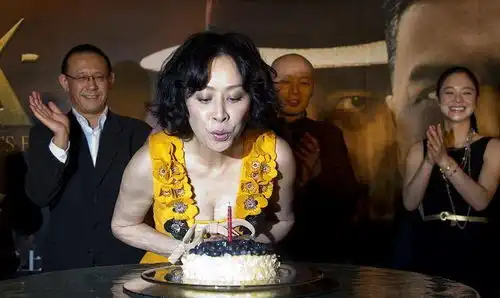 刘嘉玲为母亲过节,她70多岁的母亲,气质优雅很显年轻
