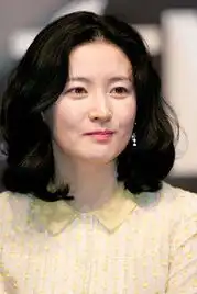 李英爱与老公牵手逛街以家庭为主未计划复出
