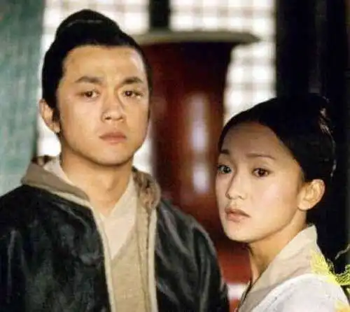 2001年,瞿颖去剧组探班李亚鹏,却撞见他正在和周迅调情