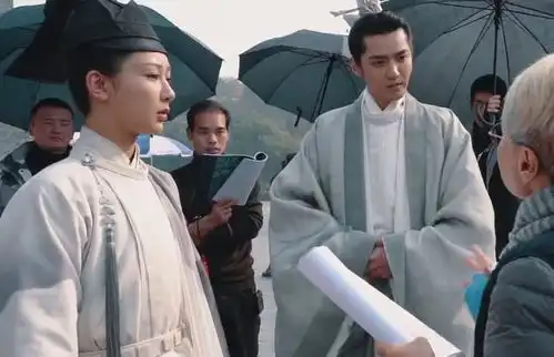 杨紫青簪行剧照是照骗当见到拍摄花絮中的她,差距很明显