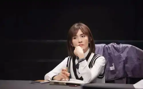 谢娜上明侦被骂尴尬,网友为谭松韵道歉何炅都能预知热搜了