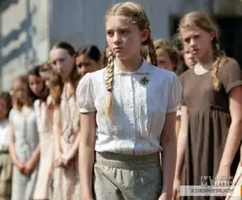 饥饿游戏曝剧照十二区少男少女展开角逐
