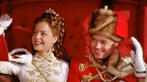 茜茜公主晚宴上皇帝对茜茜动心,茜茜为什么表现得很不安