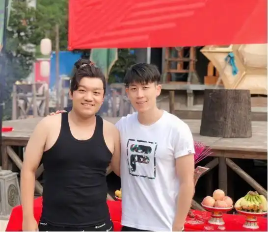 家有儿女小雨终于接到戏了不过剧照中的工作人员不是很开心
