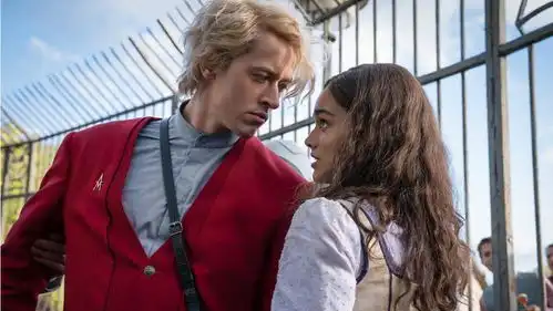 饥饿游戏鸣鸟与蛇之歌发剧照燃青春战火