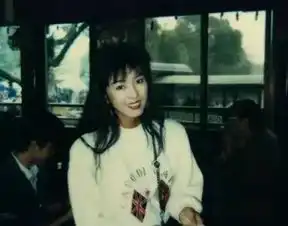 她是成龙初恋惨遭劈腿,对挚爱不离不弃携手抗癌