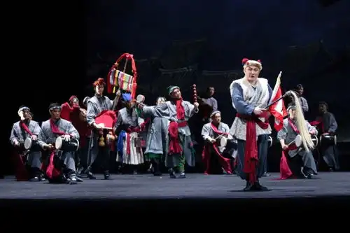 胶东秧歌混搭红色京剧党的生日云间剧院上演家国情怀
