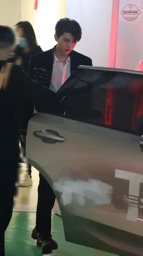 组图蔡徐坤宫廷西装造型路透曝光搭配项链贵气优雅气场强