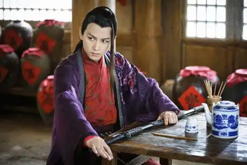 笑傲江湖令狐冲打败岳不群,真的是自己厉害
