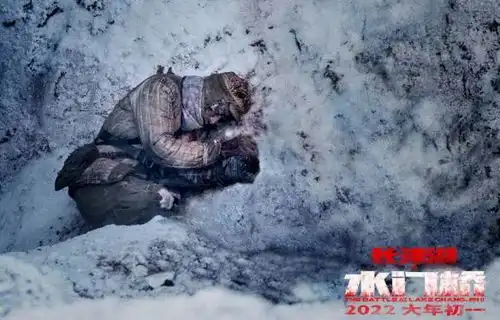 长津湖之水门桥曝新剧照吴京手持双枪俘虏敌军
