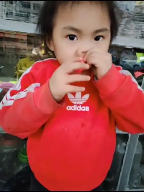 孩子发现用鼻子也能吹气球,表情惊呆了,孩子单纯的模样让我怀念当初的我们
