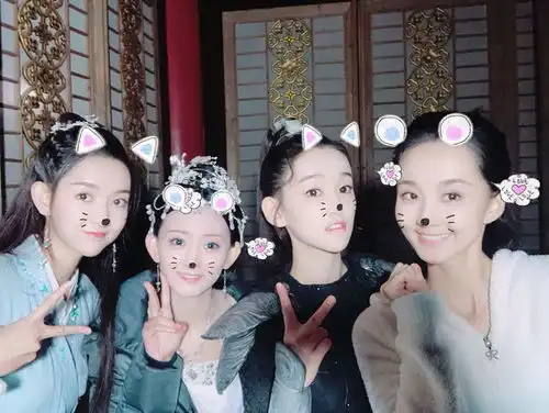 代文雯一组照片曝光片场自拍甜美可爱庆杀青
