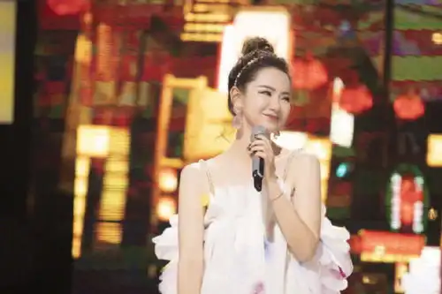 戚薇在明星大侦探nznd顶牛演唱会舞台上甜美温柔
