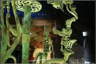 盗墓笔记中的青铜神树出土专家巧夺天工竟是五千年前作品
