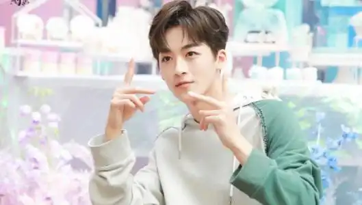 斗破苍穹2开拍,何洛洛炎帝路透照曝光,暴露其真实演技
