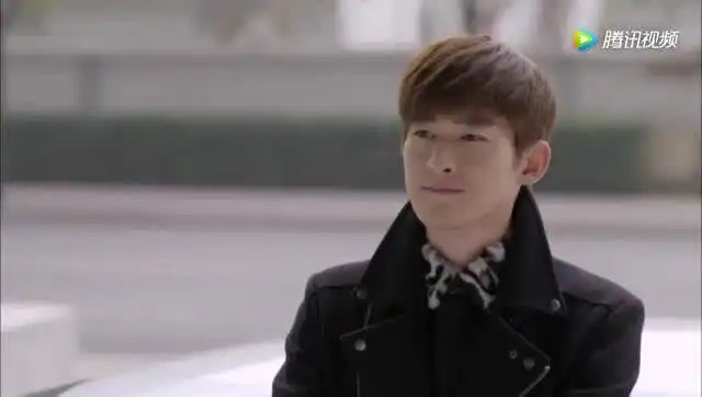 杉杉来了大老板决定公开恋情,公司门口送赵丽颖颖宝害羞
