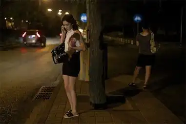 揭秘网络女主播蜗居十平米小屋与电脑为伴
