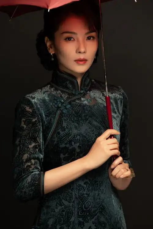 刘涛晒宋美龄剧照,旗袍配斗篷优雅高贵,有种惊艳时光的美