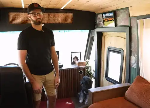 被这一家三口的蜗居惊到了将2008年旧校车,装修成23㎡小家