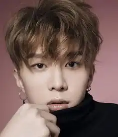 范丞丞说蔡徐坤挺不容易的,觉得蔡徐坤的音乐是标杆