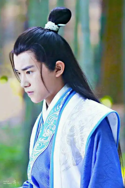 谁有易烊千玺比较炫酷的颜色偏深蓝色的图片
