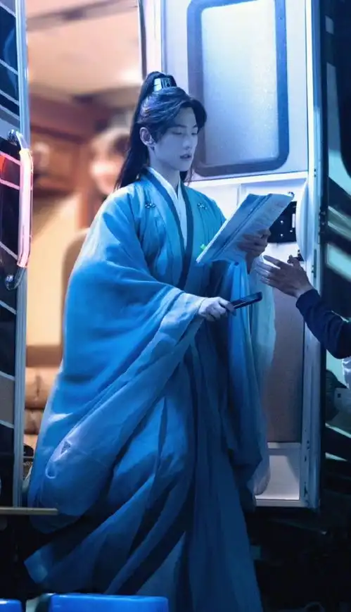 杨洋喝酒漏了帅哥不要面子的啊
