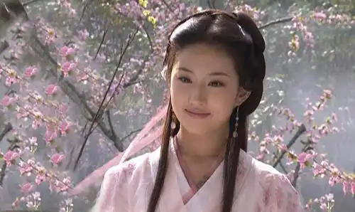 34岁的刘亦菲,走到今天该怪谁成于金庸武侠剧,败于自己
