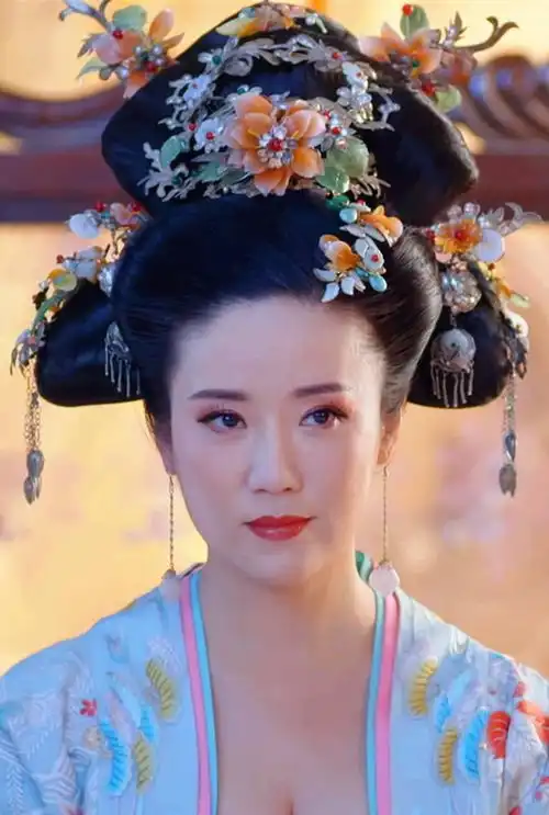 45岁潘粤明近照曝光,被传新恋情后心宽体胖,身材发福脸部浮肿