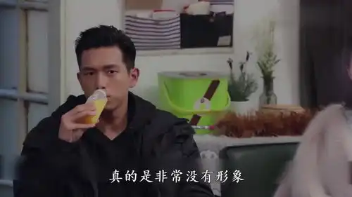 蜜汁炖鱿鱼韩商言战队夺冠,佟年激动送抱抱,让他乐开花

