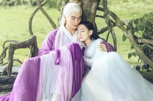 同是被男主抱怀里的女星,热巴鞠婧祎贾静雯谁甜到你了