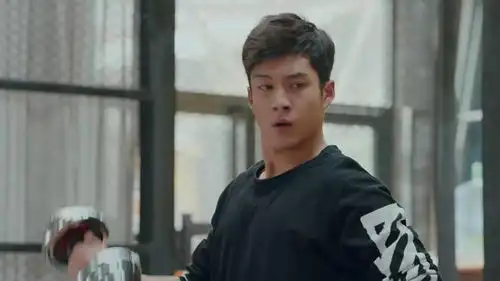 极速青春路杰要兄弟陪他一起锻炼,两兄弟太逗了,总是偷懒