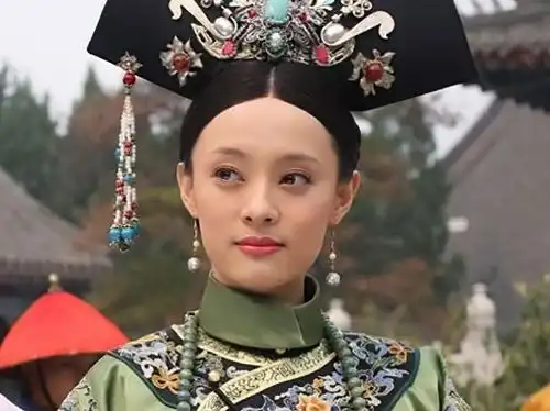 甄嬛传曹贵人和甄嬛花园偶遇,并非是巧合,单从这个细节就看出她早已倒戈
