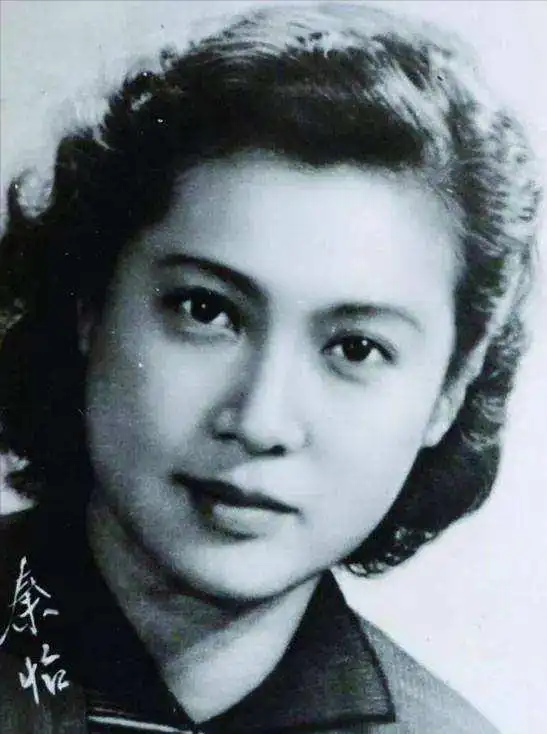 99岁秦怡满头白发也时髦,穿衣打扮减龄不老气,优雅从容老去真美