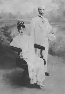 末代皇帝溥仪的时尚家居生活穿西服戴墨镜
