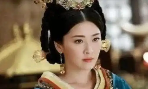 本是一个窝囊皇帝,当了十三年的傀儡后,却因为一个女人雄起了